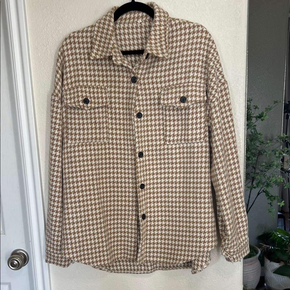 Women’s Tan & Cream Houndstooth Button-Up Shacket